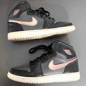 Air Jordan 1 Retro High GS 'Black
Metallic Red Bronze'